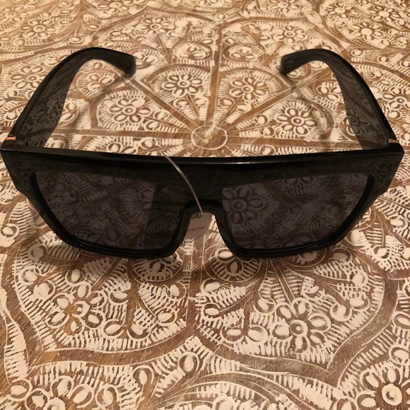 NWT Black & Gold Trendy Statement Sunglasses - Picture 7 of 8